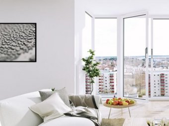 Camera apartament cu vedere in exterior prin ferestre cu tamplarie din PVC.
